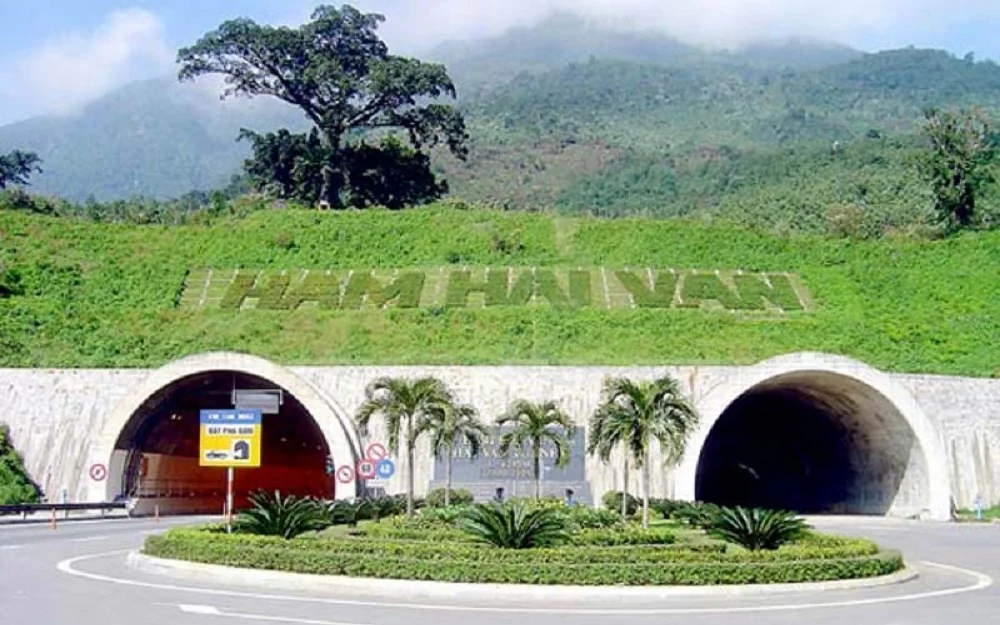 Cong trinh ham duong bo qua deo Hai Van