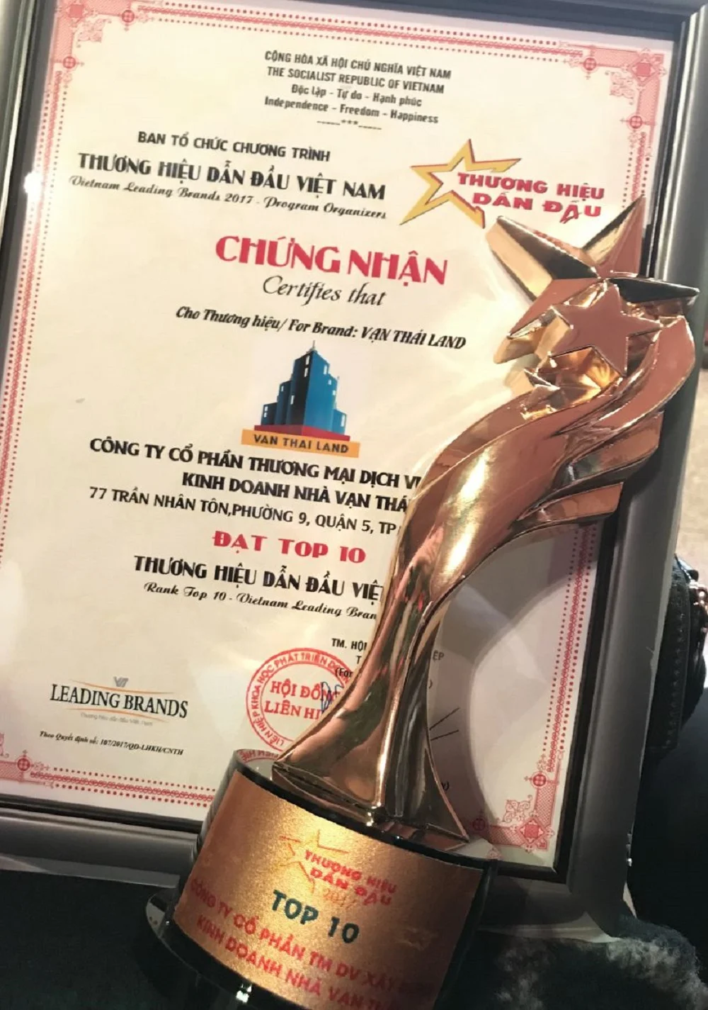 Van Thai Land vinh du nhan cup Top 10 thuong hieu dan dau Viet Nam 2017 tu Hoi Lien hiep Khoa hoc phat trien Doanh nghiep Viet Nam